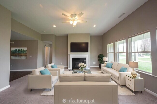 Building Photo - "Charming 3-Bed Oasis with 2 Full Baths in...