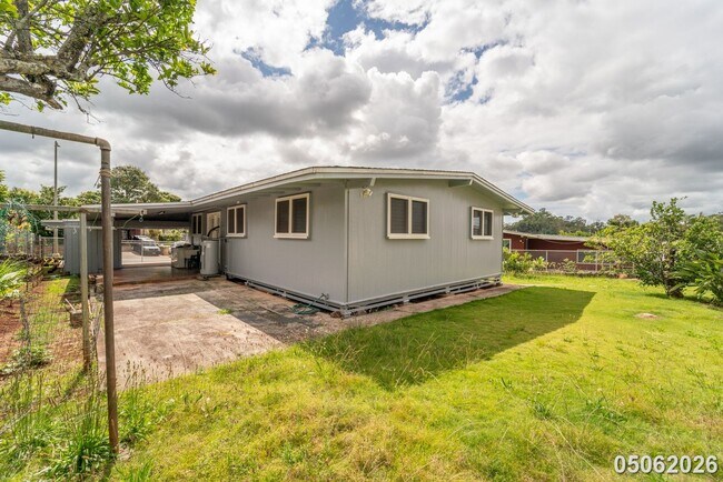 Building Photo - Available Now! 3 BD / 1.5 BA / 2 carport parking in Wahiawa