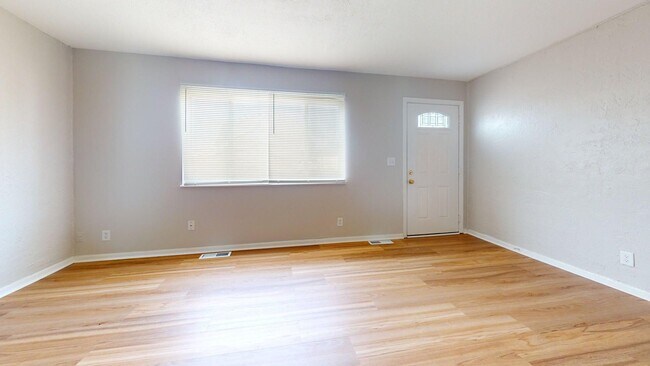Building Photo - Elyria - fully updated two bedroom townhouse for rent!