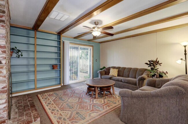 Building Photo - Beautiful Renovated 3/1 In Sacramento