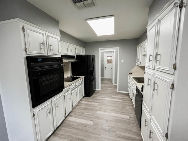 Building Photo - 4624 Trailwood Dr