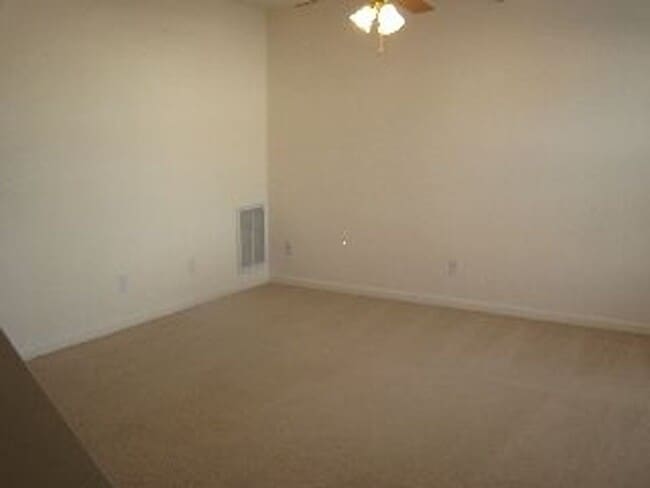 Building Photo - 2 Bedroom Townhouse in Village at Greenview