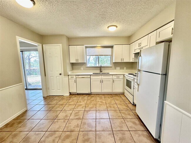 Building Photo - 12310 Willow Wild Dr