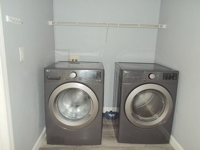 Building Photo - Modern 3-Bedroom Home in Prime Location wi...