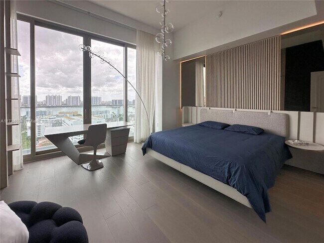 Building Photo - 17901 Collins Ave
