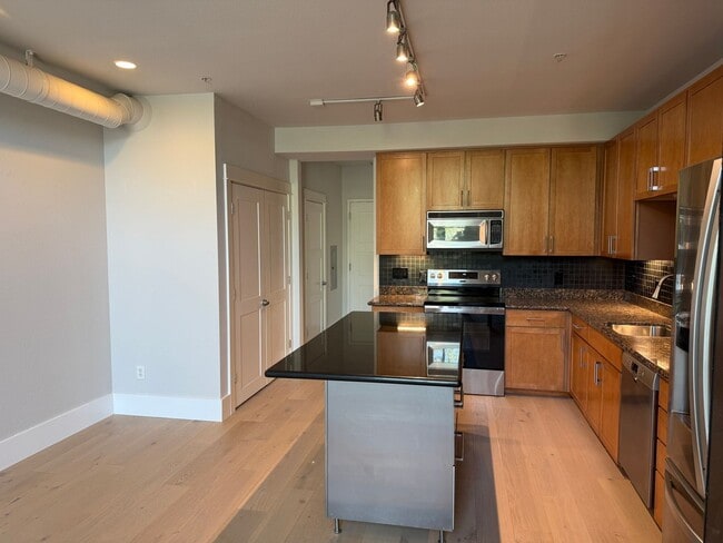 Building Photo - Modern San Jose Condo