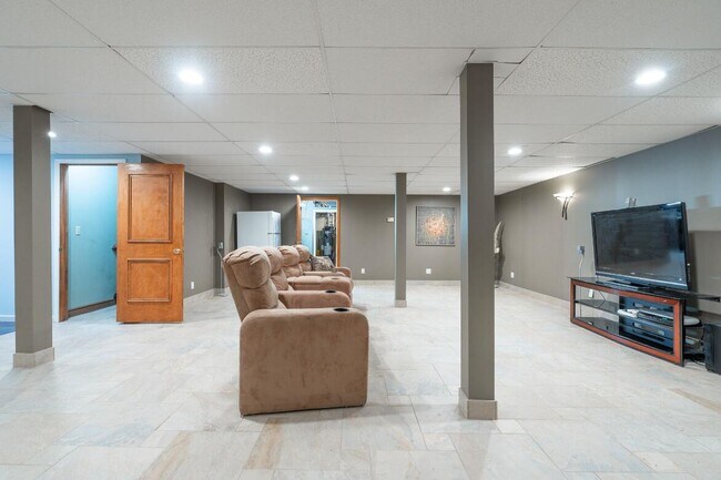 Building Photo - 833 Lakewood Dr