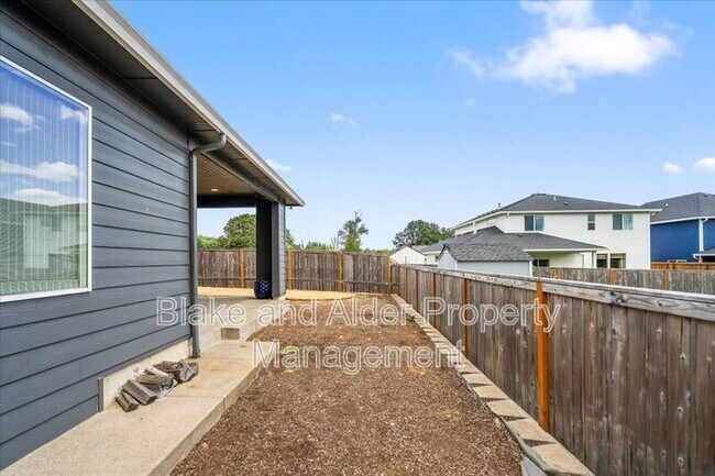Building Photo - 496 NW Cascade Mountain Dr