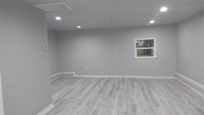Building Photo - 7366 Meadowbrook Dr