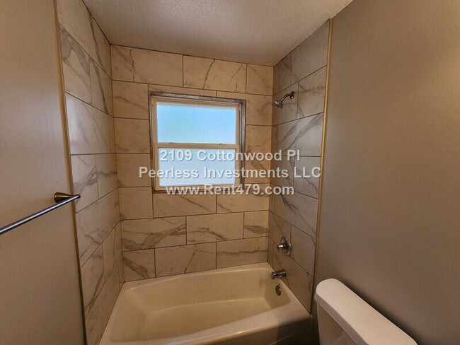 Building Photo - 2109 Cottonwood Pl