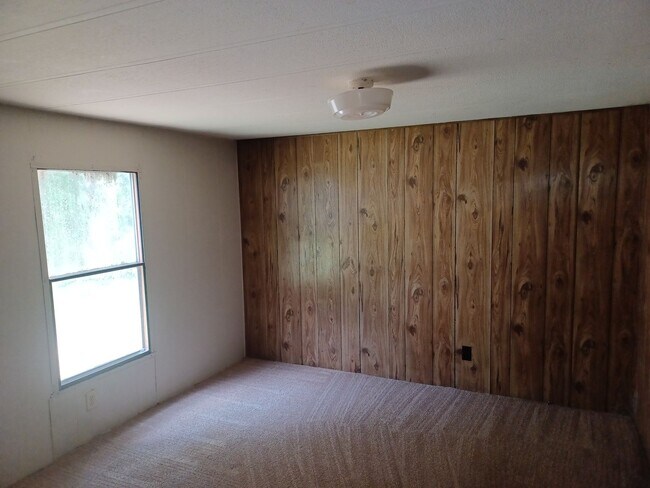 Building Photo - Charming 2 bed, 1 bath