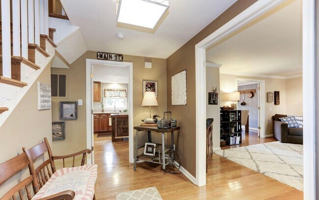 Building Photo - Gorgeous 4 BR/2.5 BA Home on a Beautiful T...
