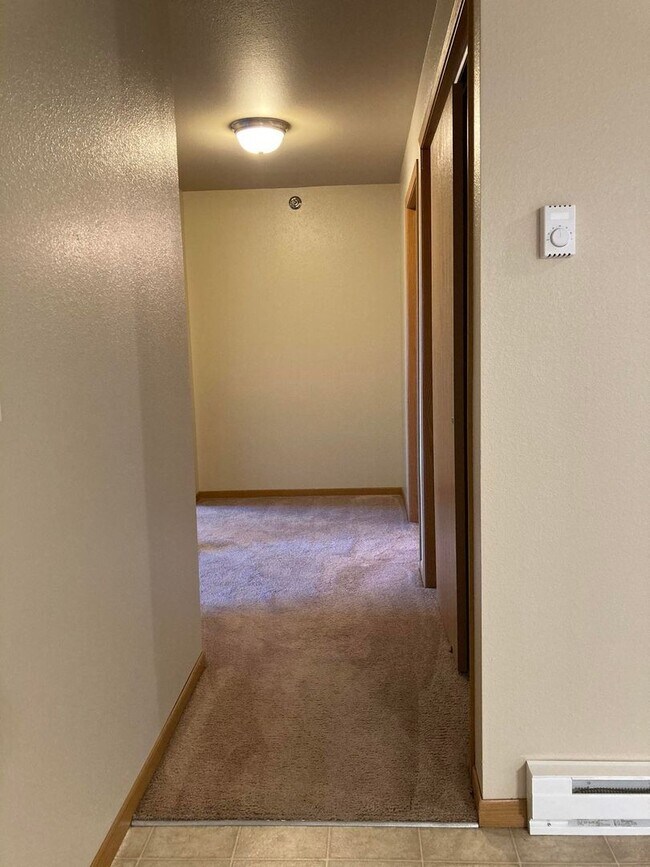 Building Photo - Room to Transform and Grow! Over 1600 sq ft, Oh My!