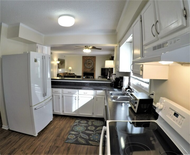 Large capacity french door fridge, Whirlpool dishwasher, open to living room and dining area - 17 Racquet Club Rd