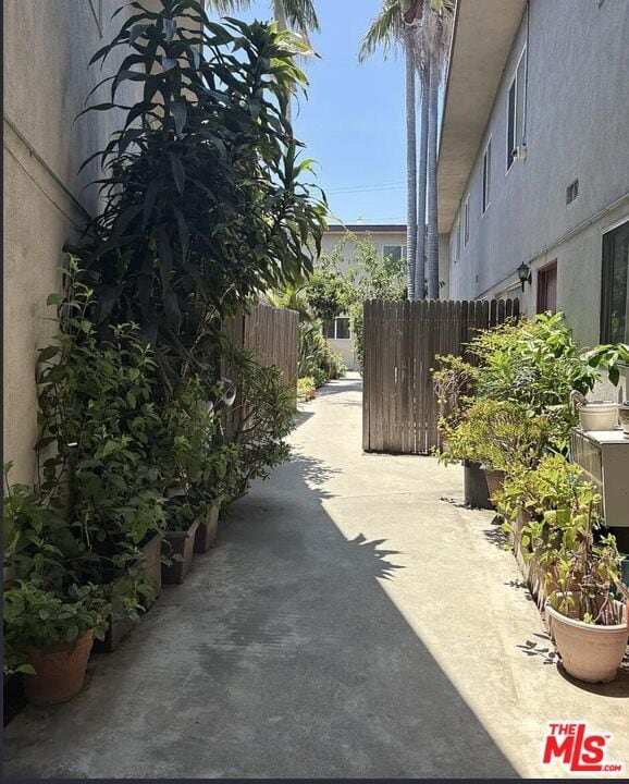 Building Photo - 567 S Wilton Pl