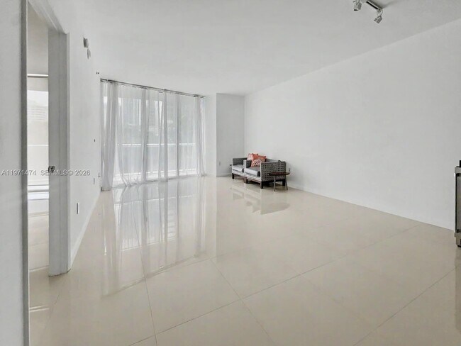 Building Photo - 495 Brickell Ave