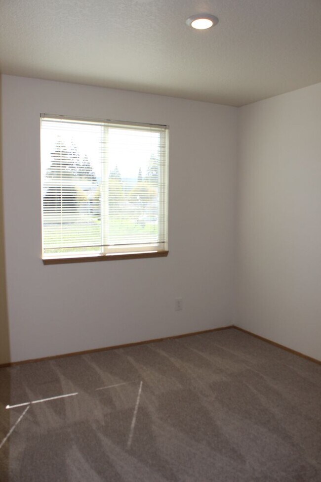 Building Photo - 4 bedroom 2 bath family home in quiet Scappoose neighborhood