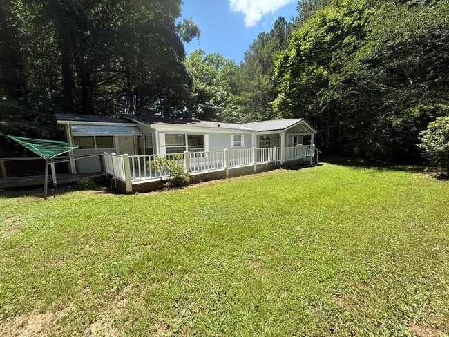Building Photo - Large Updated Three Bedroom