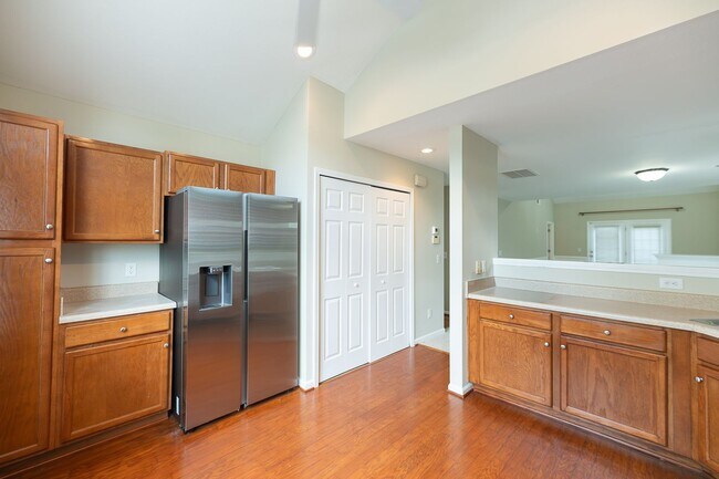 Building Photo - 121 Goldfinch Ave