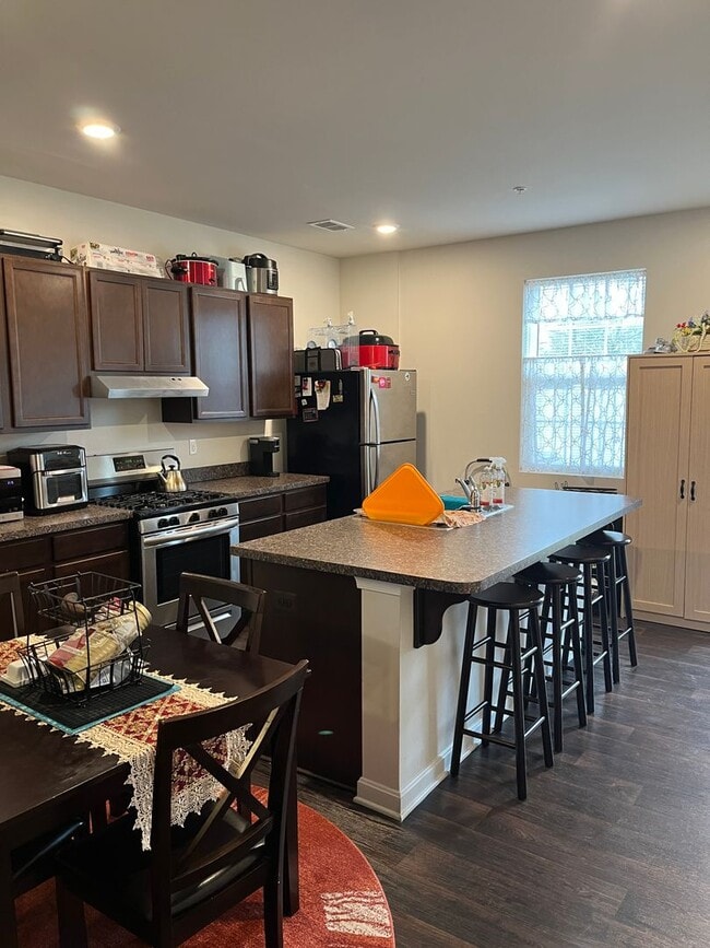 Building Photo - Modern 3BR/2.5BA Townhome in Trimble Meadows | LVP Floors | Stainless Kitchen + Island | Upstairs...