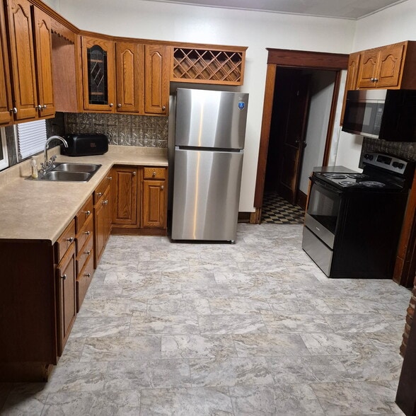 Building Photo - 189 Oak St