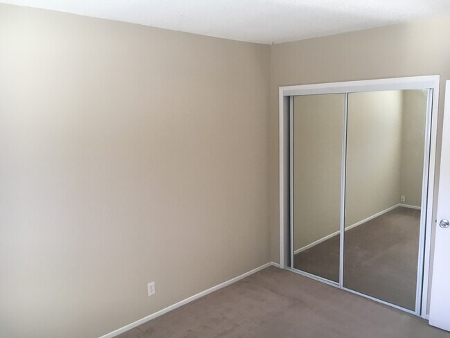 Bedroom / Office - 1511 Yale St