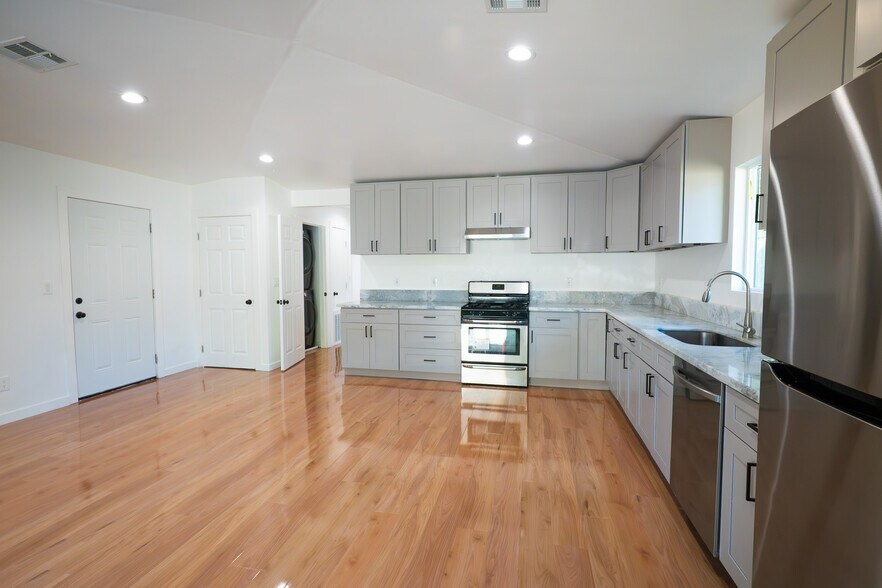 Building Photo - 270 E Penn St