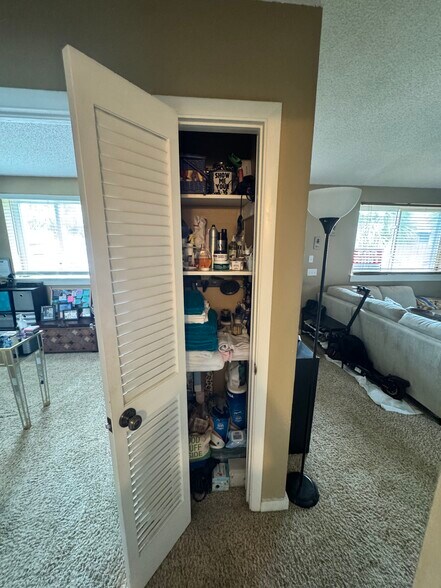 Building Photo - 5204 Beach Dr