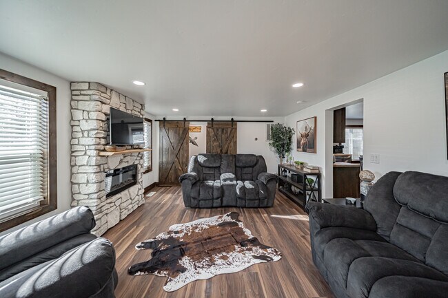 Building Photo - 454 Iona St