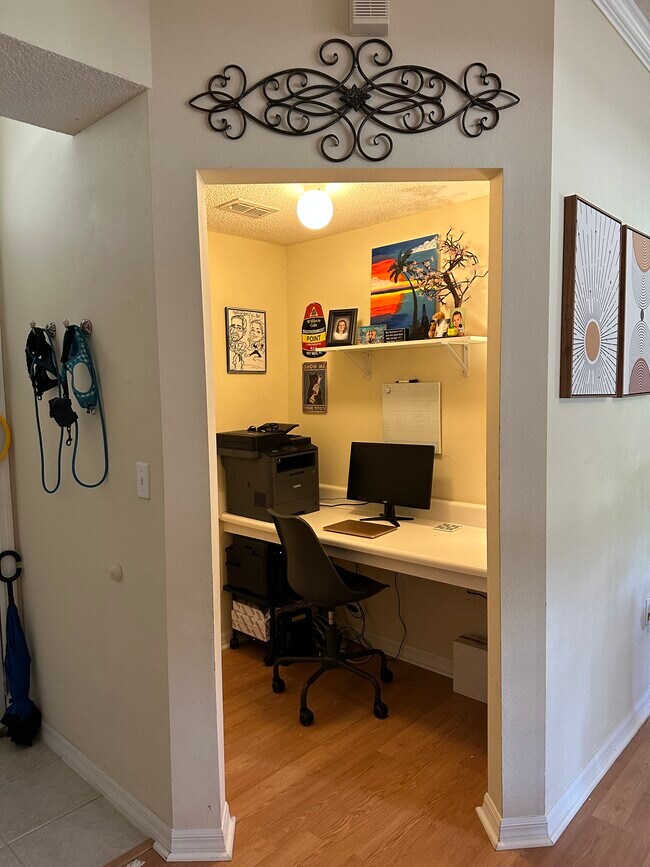 study nook - 10000 SW 52nd Ave