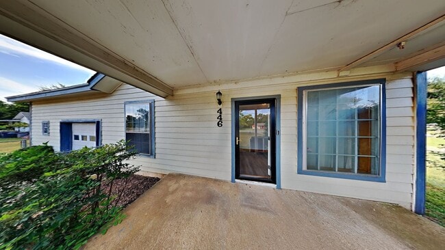 Building Photo - Welcome to this charming 3 bedroom, 1 bath...