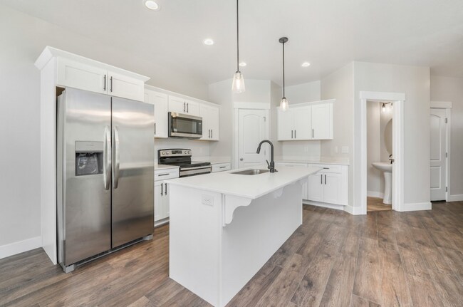 Building Photo - Pet-Friendly 3-Bedroom Rental Near Thanksg...