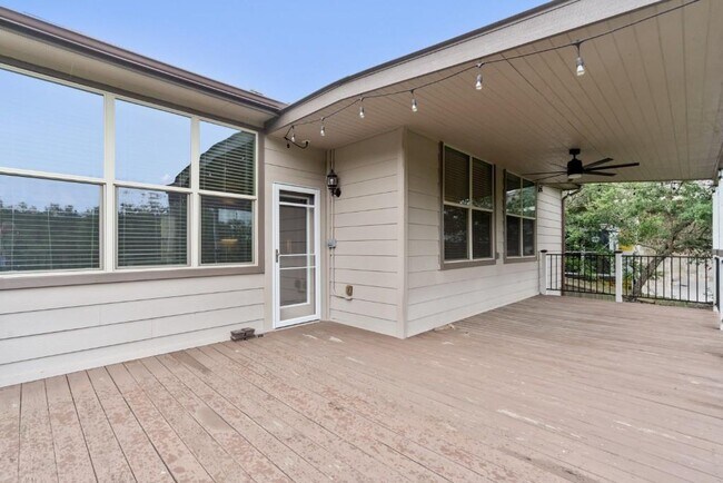 Building Photo - 10104 Longhorn Skyway