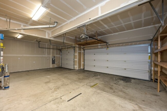 Building Photo - Spacious 4-Bed Puyallup Home For Rent | 3-Car Garage & Quick Commute to JBLM!