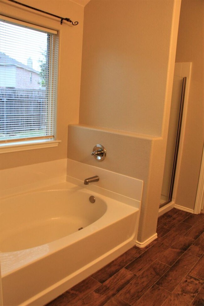 Building Photo - Beautiful Home in Twin Mills close to Bail...