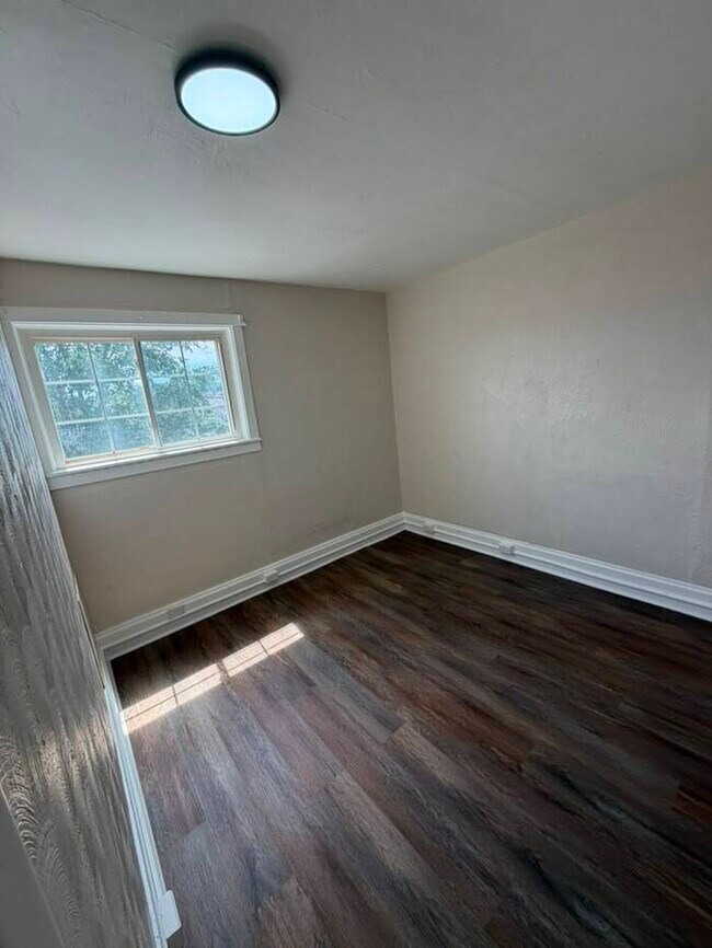 Building Photo - Comfortable Family Home with Modern Updates