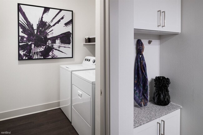 Building Photo - 1 br, 1 bath Condo - 300 E Croslin St