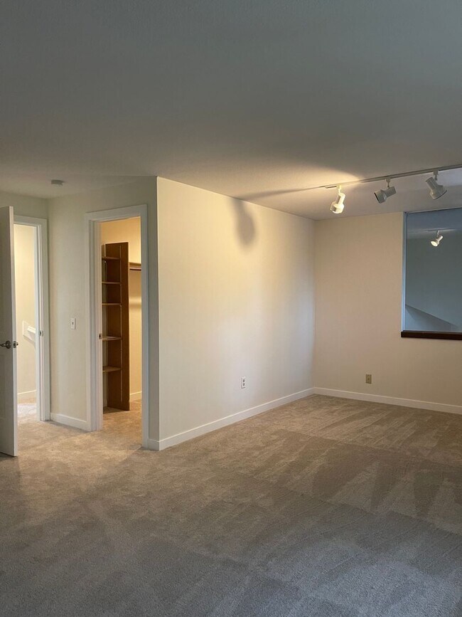 Building Photo - Spacious 2br with additional room in The M...