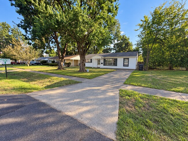 Building Photo - 3002 Inda St