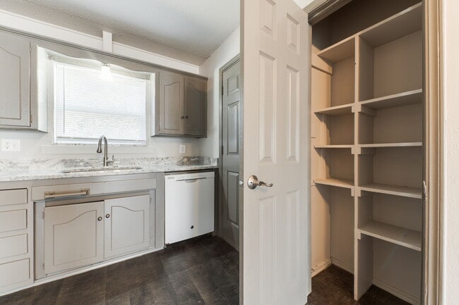 Building Photo - 14013 N Everest Ave