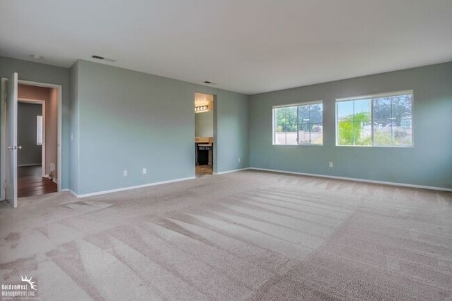 Building Photo - Beautifully 5Bdm 3.5Ba Home in Prime Location