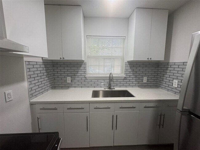 Building Photo - 4914 Enyart St