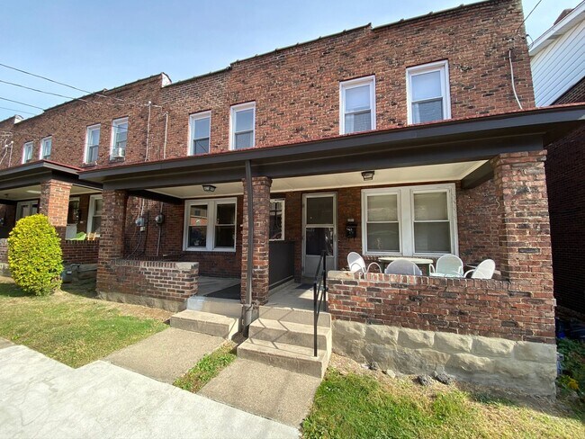Building Photo - Stunning Two Bedroom Apartment in Oakland! Washer & Dryer Hook-Ups in Basement! Call Today!