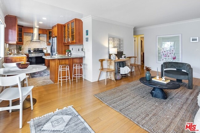 Building Photo - 1154 S Barrington Ave