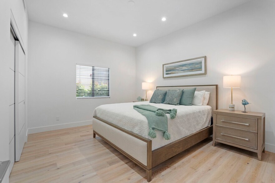Guest House Master Bedroom - 4386 Newport Ave