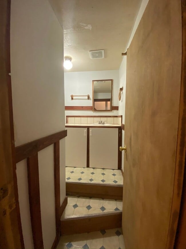 Building Photo - City of Gunnison Spacious 2 bedroom/2.5 bath!