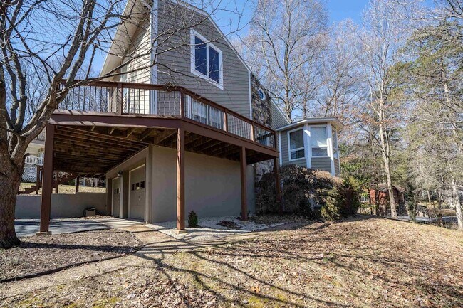 Building Photo - 332 Flower Dr