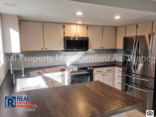 Building Photo - 1400 NE 14th Ave