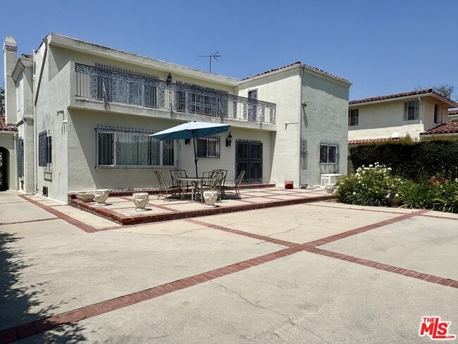 Building Photo - 414 N Las Palmas Ave