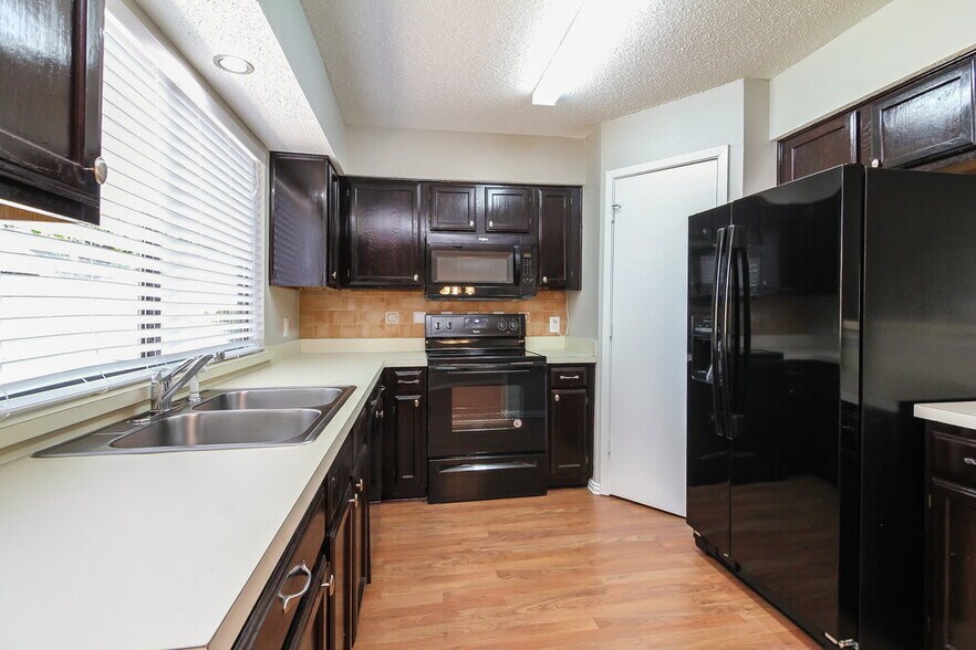 Building Photo - 2534 Bentley Dr